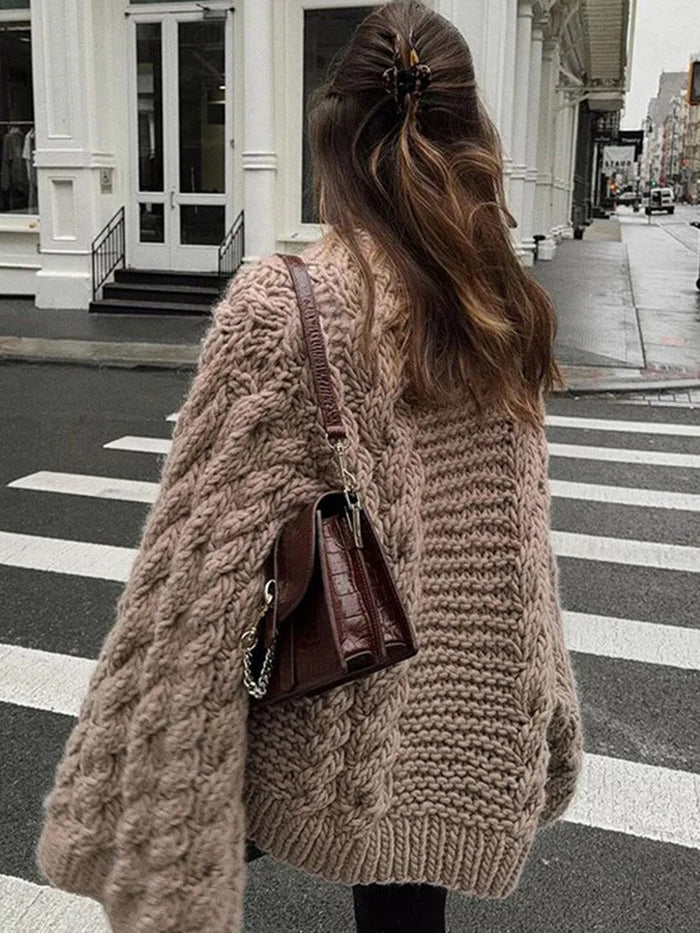 Damski oversize’owy sweter z warkoczowym splotem i okrągłym dekoltem